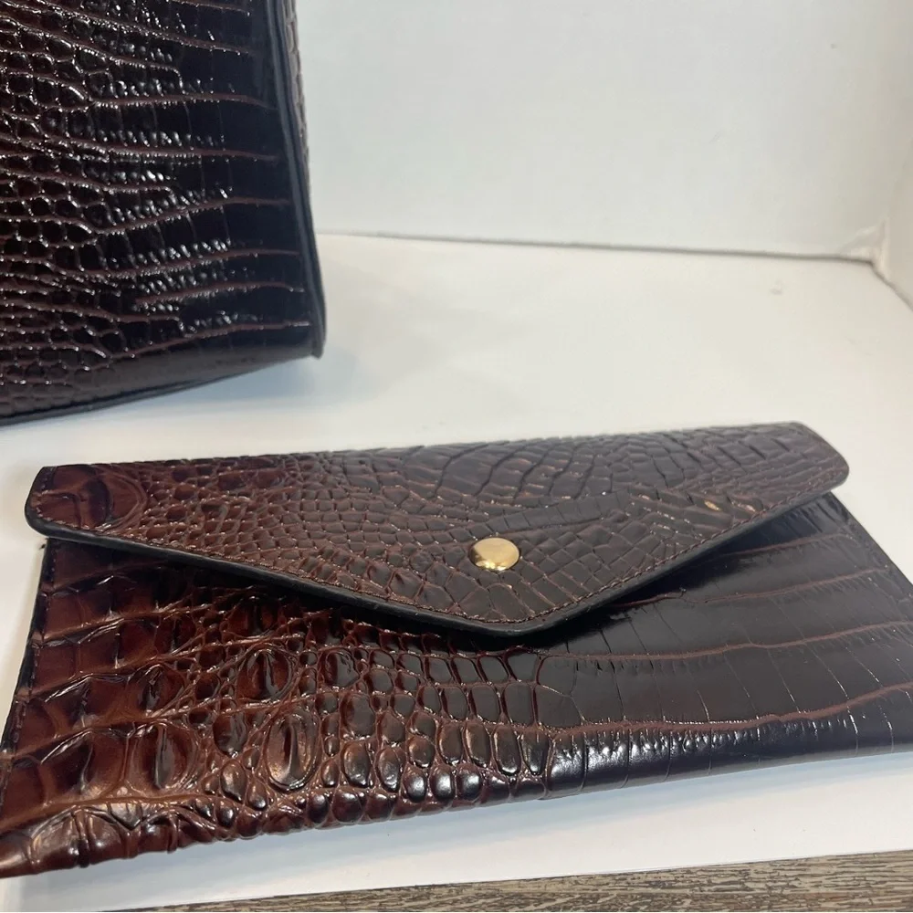 Elegant Brown Crocodile-Embossed Women's Handbag Set.shoulder strap. Unbranded.